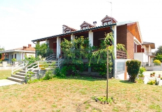 zoom immagine (Villa 270 mq, soggiorno, 3 camere, zona Sannazzaro Dè Burgondi)