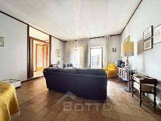 zoom immagine (Casa a schiera 250 mq, soggiorno, 2 camere, zona Romagnano Sesia - Centro)