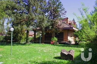 zoom immagine (Villa 374 mq, soggiorno, più di 3 camere, zona Ronciglione)